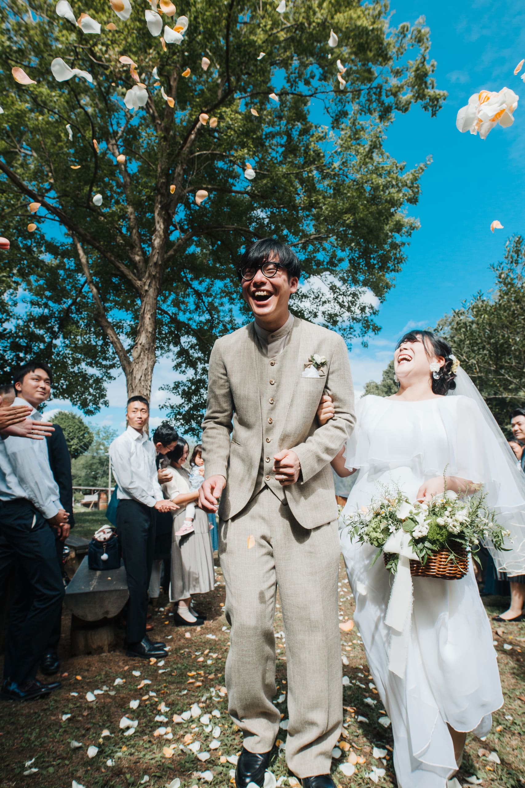 フラワーシャワーの中の新郎新婦